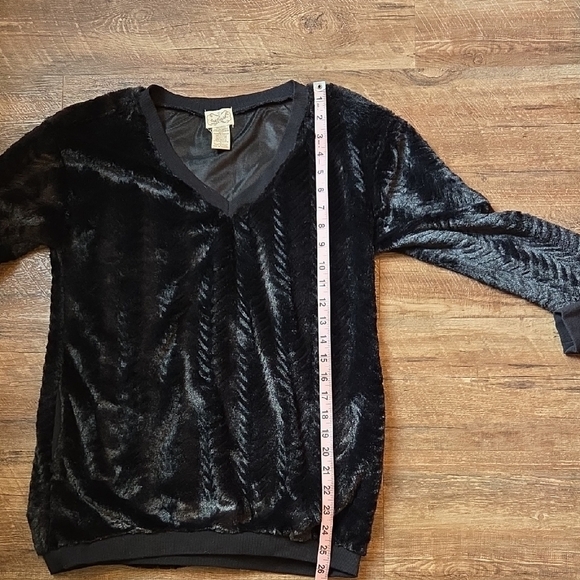 Eyelash Couture Black V-Neck Sweater Timeless Knit - Picture 10 of 11